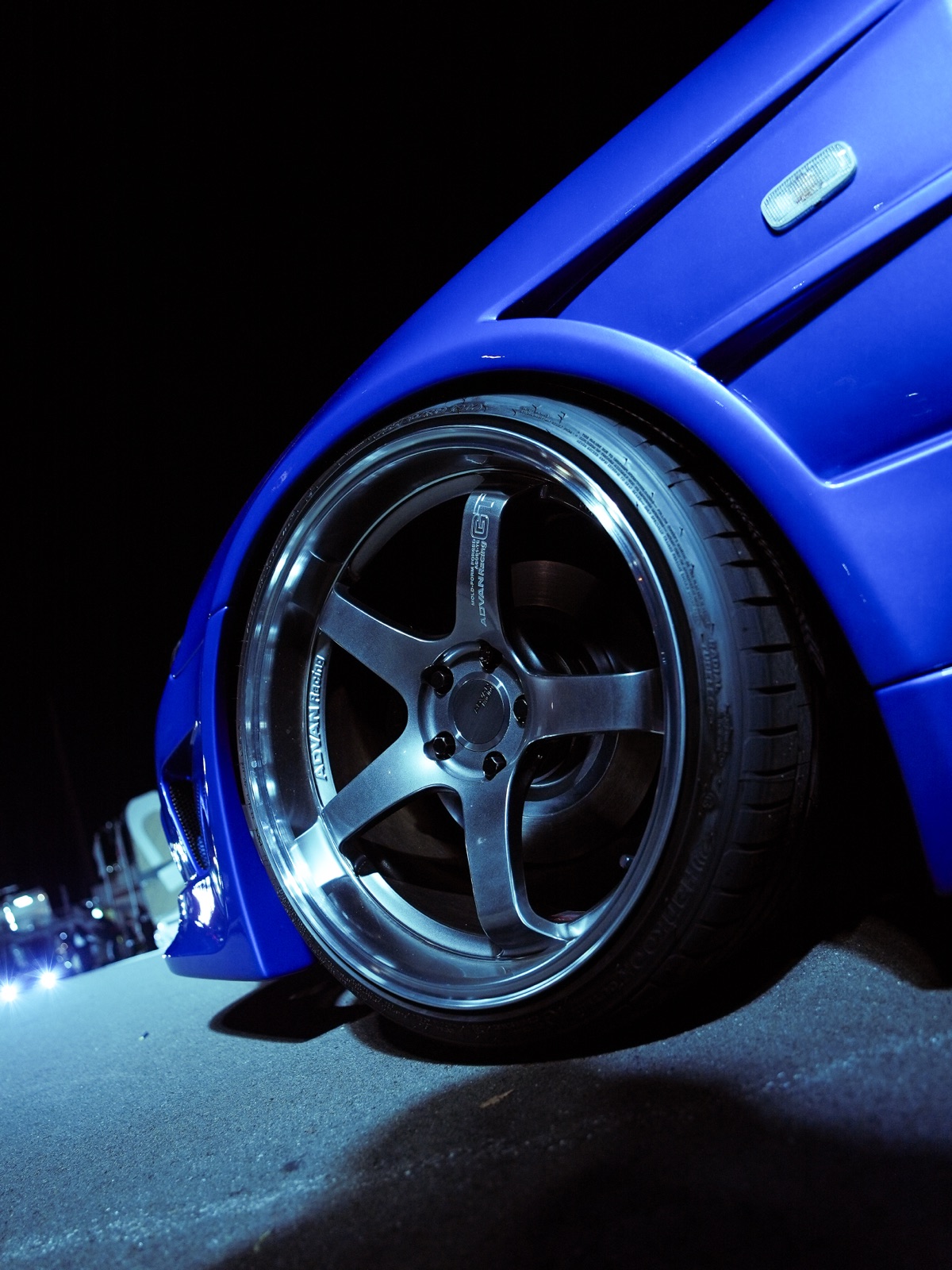 Detalle de rueda Advan Racing en un auto azul de noche
